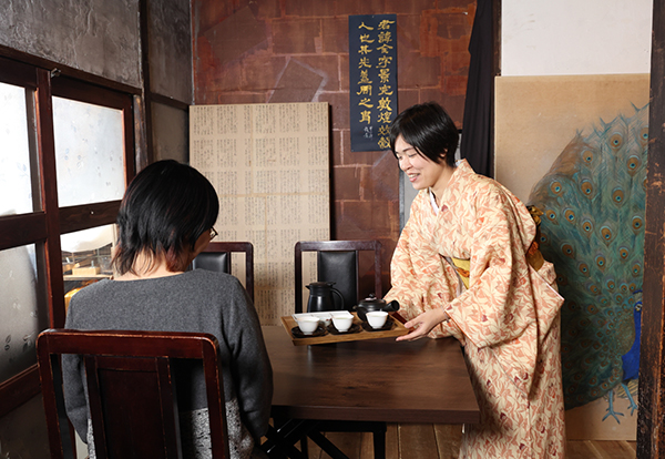 rojicoyaは和文化が体験できるだけでなく、日本茶カフェも兼ねている。また、落語会や演奏会などのイベントも定期的に開催している